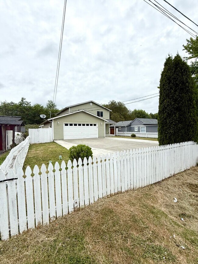 Building Photo - Spacious house in Bremerton.