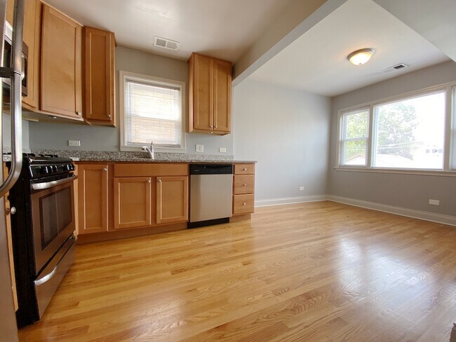 Foto del edificio - 5662 W Higgins Ave