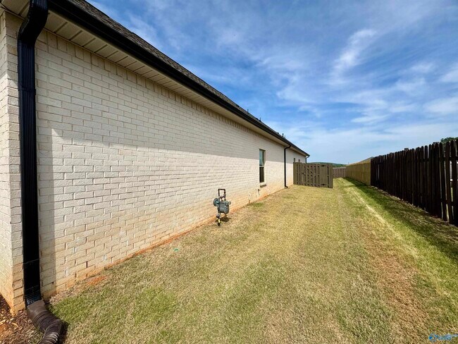 Foto del edificio - 7535 Doris Ruth Ln SE