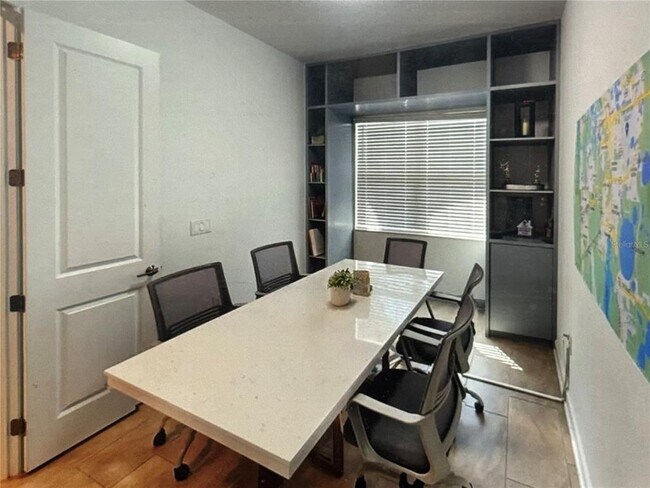 Foto del edificio - 8851 Fallen Oak Dr