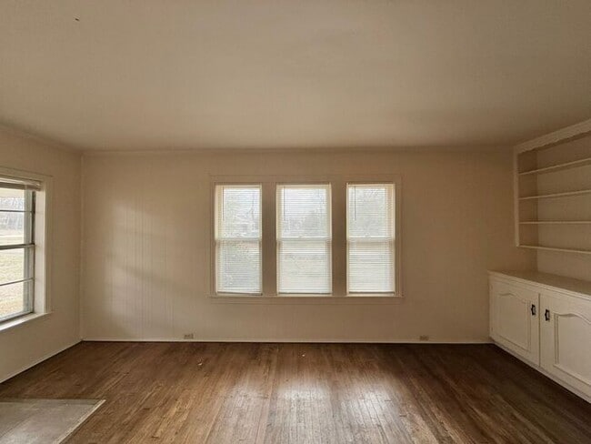 Building Photo - Tour Today! 2 Bedroom, 1 Bath Home