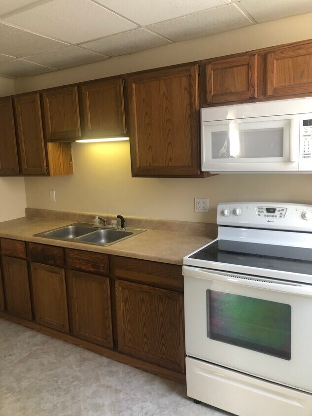 Kitchen - 405 Oneida St