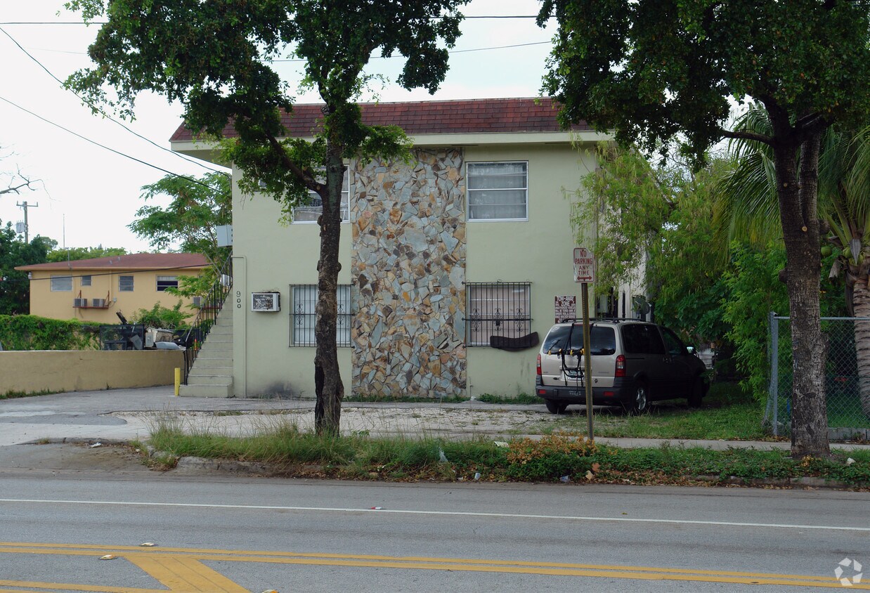 Building Photo - 900 NW 29th St