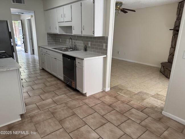 Foto del edificio - 4262 Winderpark Ct
