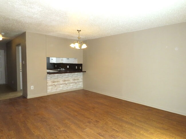 Building Photo - Quaint 2 Bedroom 1.5 Bath in a Country Set...