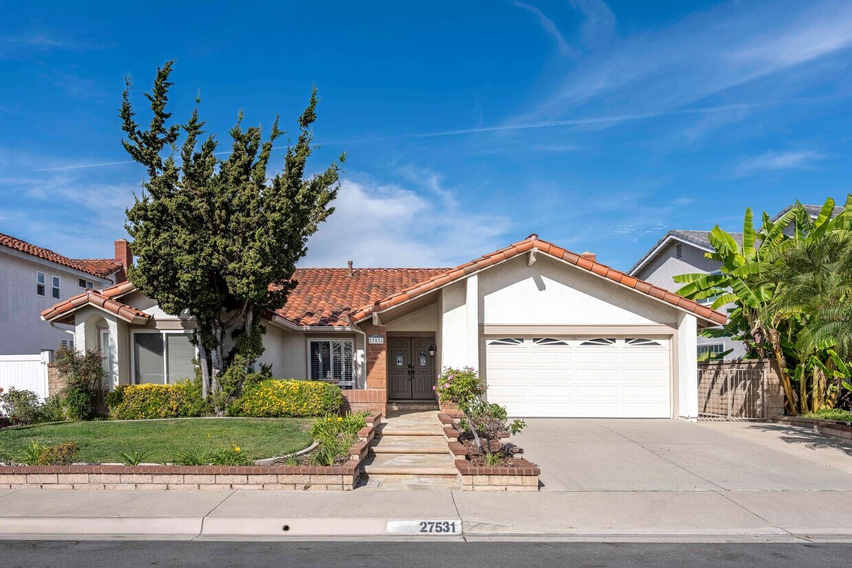 Foto principal - Single-story living with incredible panoramic sunset, mountain, and city light views