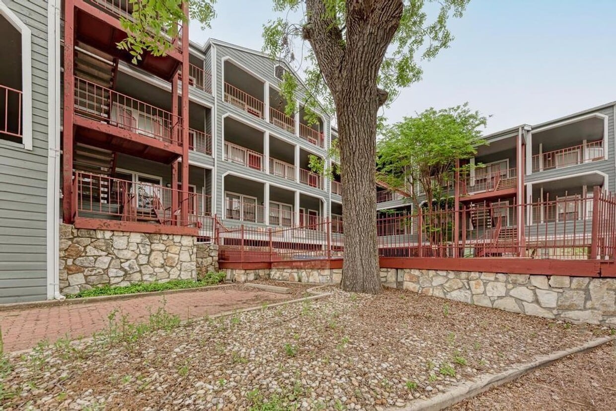 Building Photo - 2901 San Jacinto Blvd