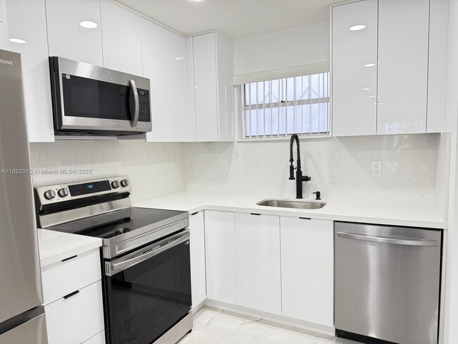 Foto del edificio - 7101 Byron Ave