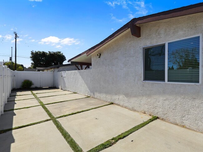 Building Photo - 15803 Chatsworth St