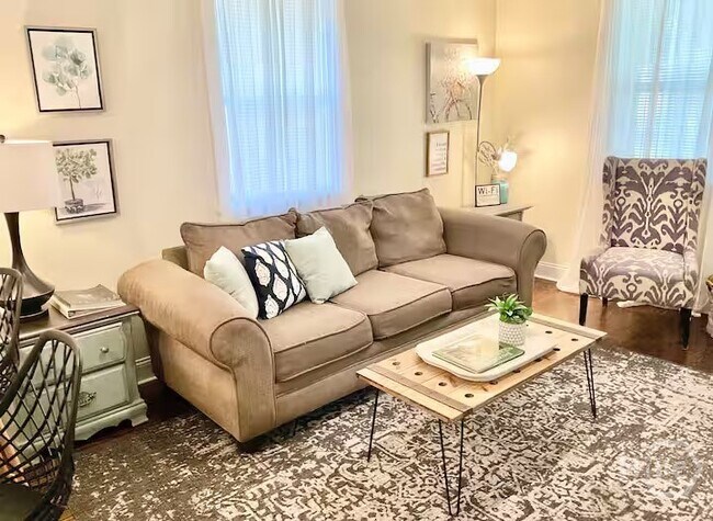 Building Photo - 1827 Greenville St