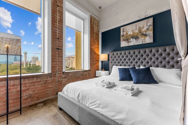 Building Photo - 555 Evergreen St