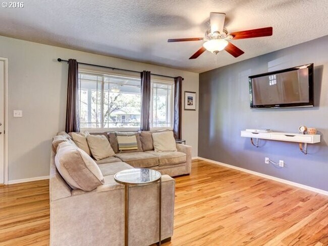 Foto del edificio - Beautiful 3 Bedroom Ranch Style Home in Cedar Hills with Remodeled Gourmet Kitchen!
