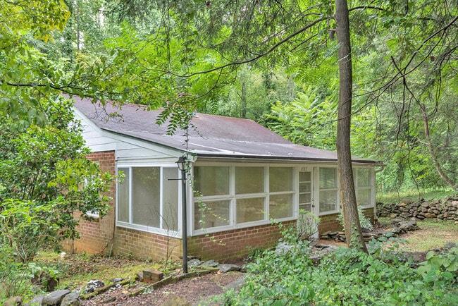 Foto del edificio - 605 Shepards Hill Rd