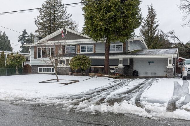 Building Photo - 4 bedroom upper for rent