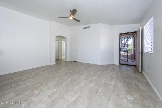 Foto del edificio - 8873 E Rose Tree Dr