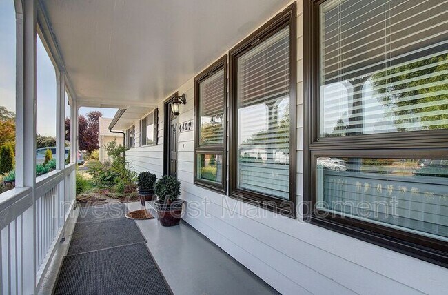 Foto del edificio - 4409 E 13th St