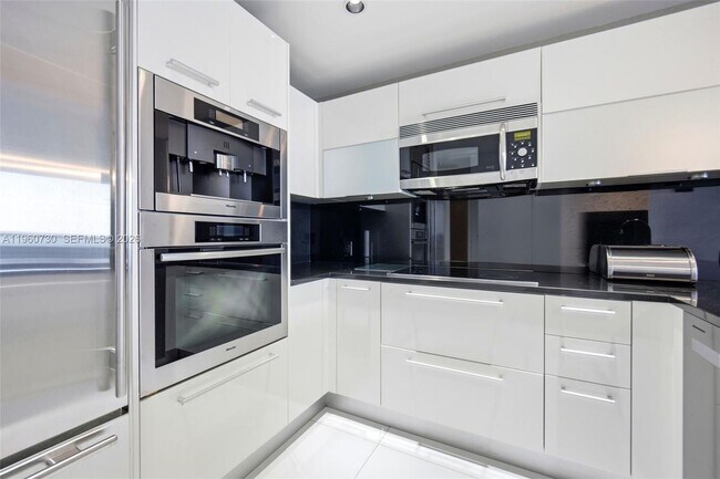 Foto del edificio - 17121 Collins Ave