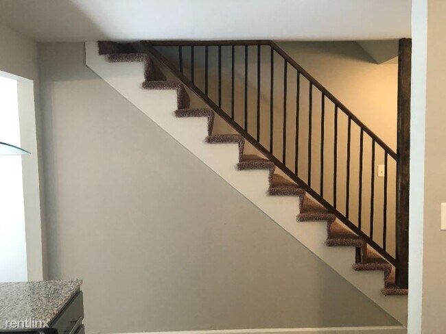 Building Photo - 2 br, 1 bath Townhome - 8242 Monroe Dr
