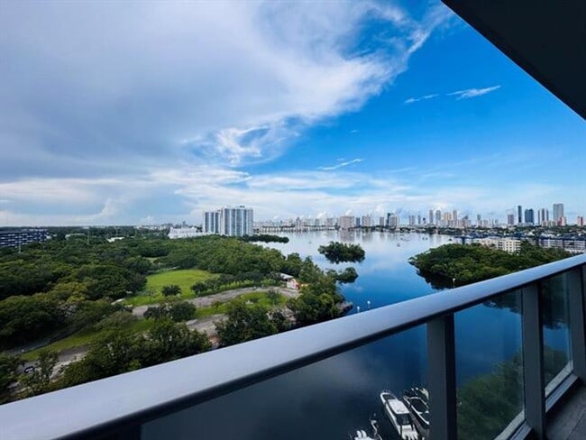 Foto del edificio - 16385 Biscayne Blvd