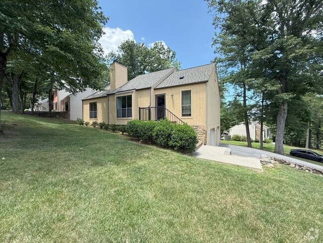 Building Photo - 4554 Summerset Dr