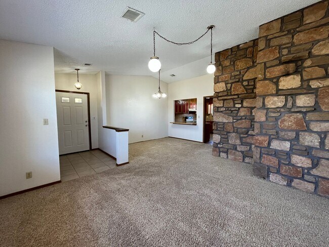 Building Photo - 2 Bedroom 1 bathroom Duplex in Broken Arro...