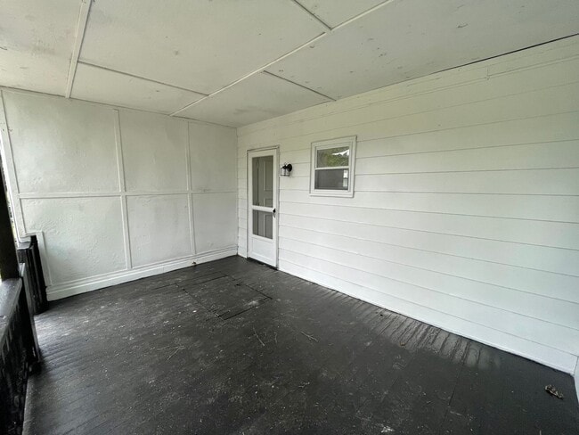 Building Photo - AVAILABLE MAY 2026 - Spacious 3 Bedroom Home w/ Non-Traditional Layout!