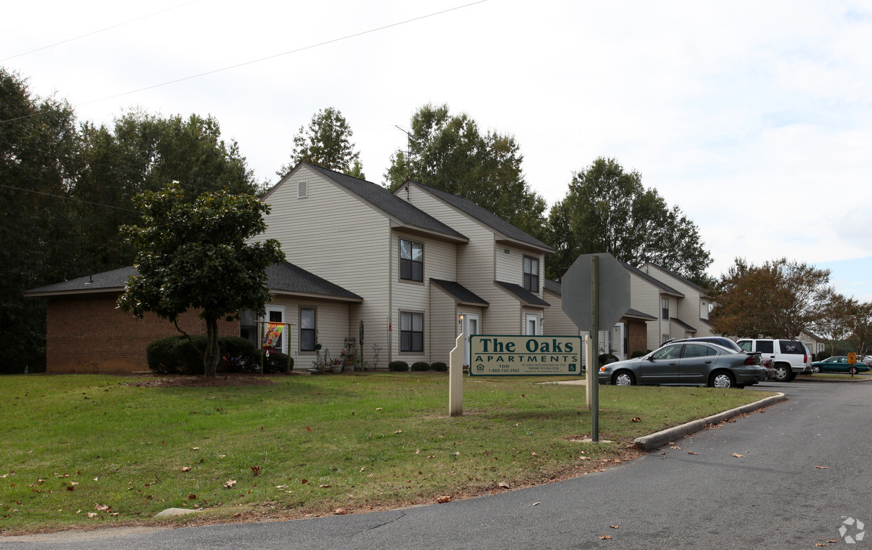 Primary Photo - The Oaks Apartments