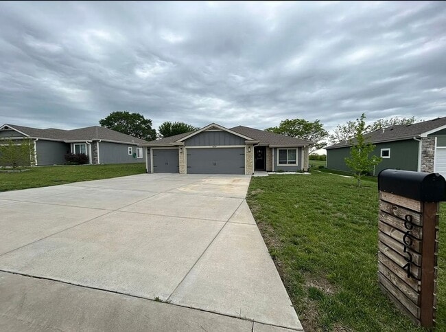 Building Photo - FANTASTIC NEIGHBORHOOD! THREE CAR GARAGE! ...