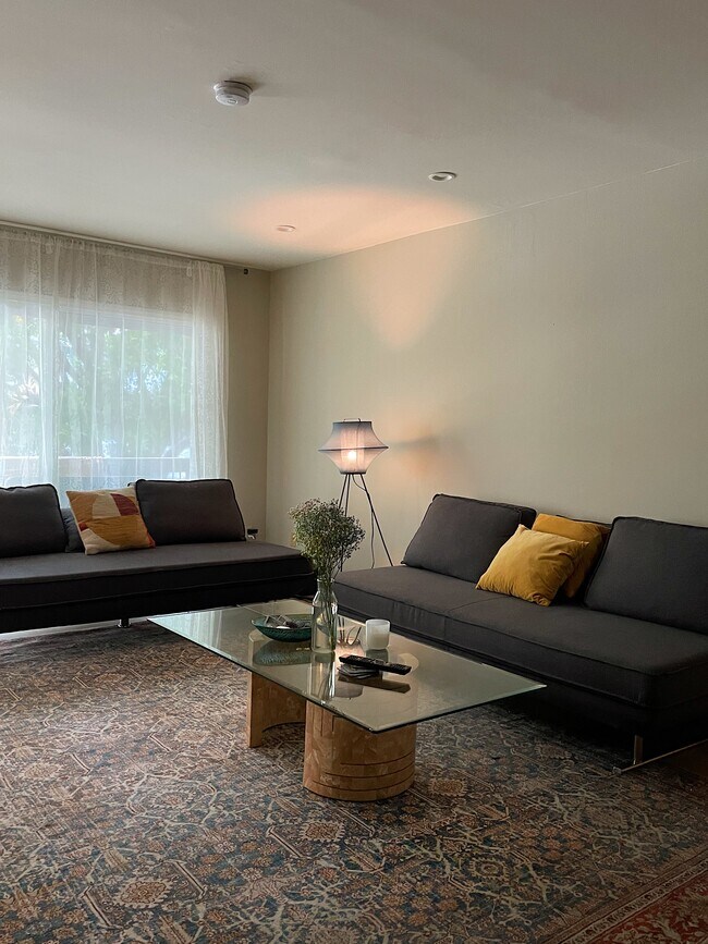Living room - 1262 S Barrington Ave