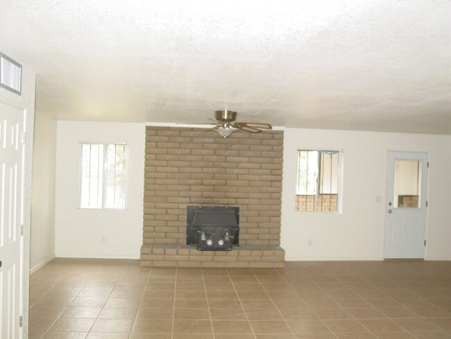 Building Photo - 3BR/2BA/2GA 1,768 sq.ft. rental in Sierra Vista, AZ- Brand New Tile In Bedrooms!!!