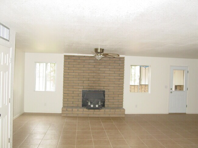 Foto del edificio - 3BR/2BA/2GA 1,768 sq.ft. rental in Sierra Vista, AZ- Brand New Tile In Bedrooms!!!
