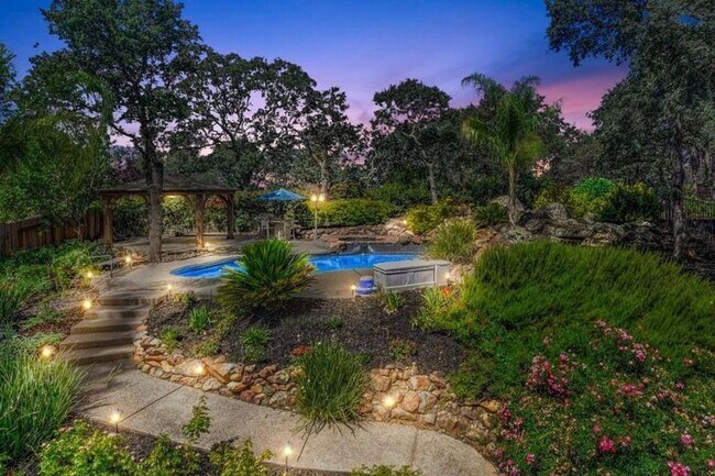 Foto del edificio - Luxury 4BR Home with Pool & Outdoor Kitche...