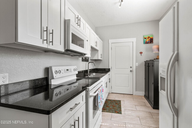 Building Photo - 909 Cedar St