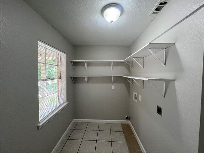 Building Photo - 2402 Fawnwood Ln