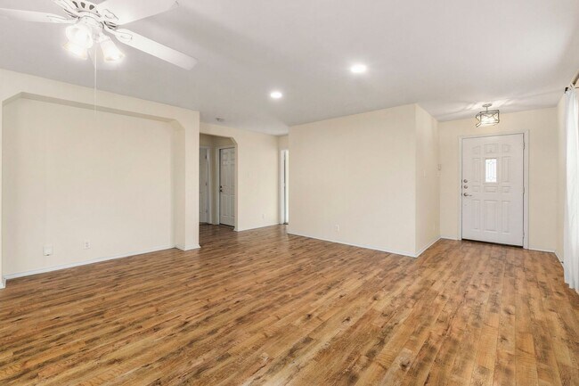 Foto del edificio - Charming Home Awaits: Spacious & Modern Li...