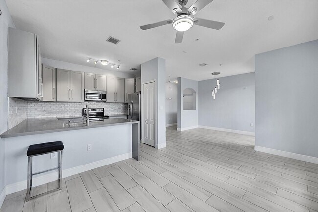 Building Photo - 150 Jacaranda Country Club Dr