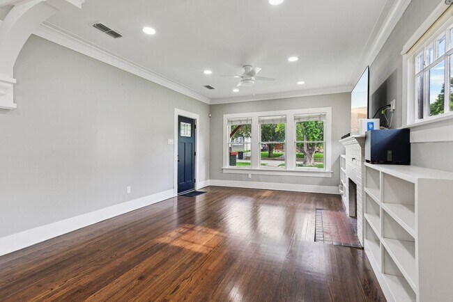 Foto del edificio - RENOVATED MAHNCKE PARK GEM WITH POOL!!