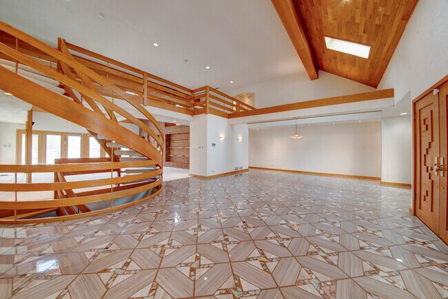 Building Photo - 8170 Lake Ridge Dr