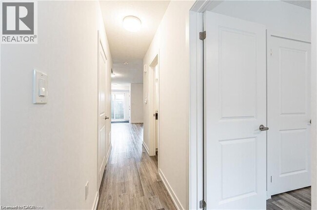 Building Photo - 205 W Oak Trl