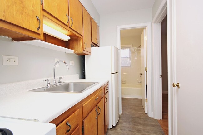 Building Photo - Student-Friendly Ivy Rd Apartment Near Foo...