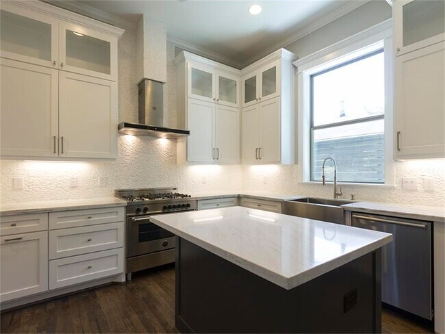 Building Photo - 1023 E 24th St