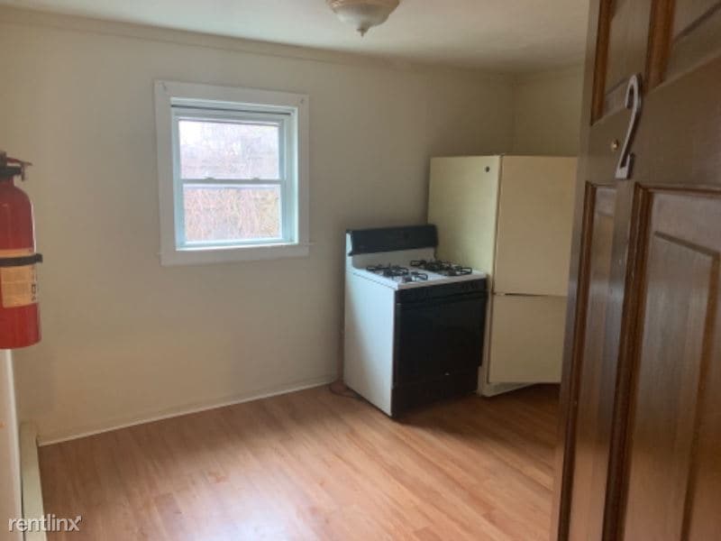 Building Photo - 1 br, 1 bath Apartment - 685 Main St 2 Unit 2