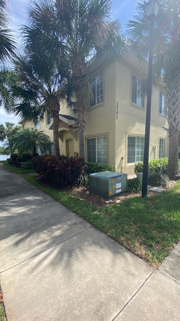 Foto del edificio - Beautiful 3 Bedroom 2.5 Bath Townhome in Lakeside Village!!