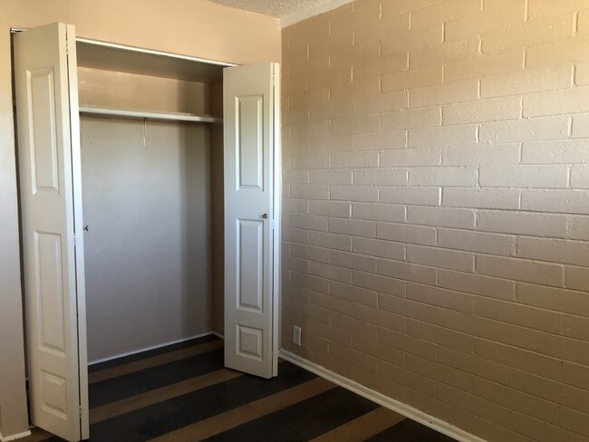 Foto del edificio - 1739 E Cheery Lynn Rd