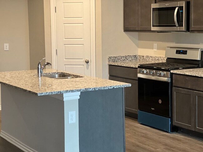Foto del edificio - Brand New Home For Rent in Mustang