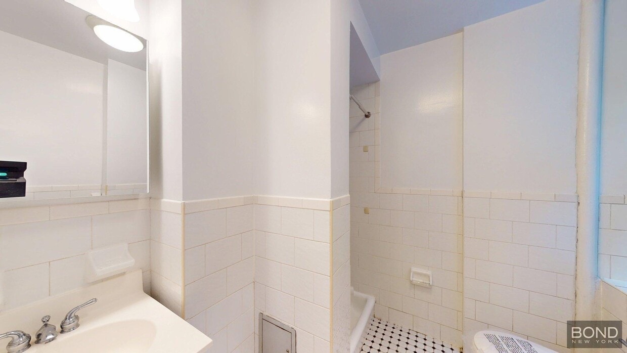 Building Photo - 305 W 45th St