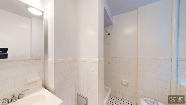 Foto del edificio - 305 W 45th St