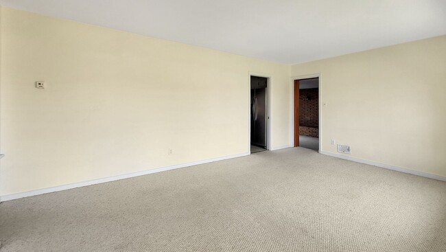 Building Photo - STUNNING 3 bedroom home with a BEAUTIFUL g...