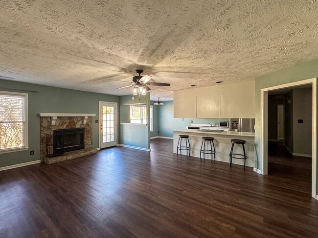 Foto del edificio - Charming 3 Bed 2 Bath Home with Fenced Backyard