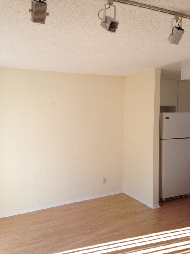 Building Photo - Lovely 2 Bedroom / 1 Bath Columbia Square ...